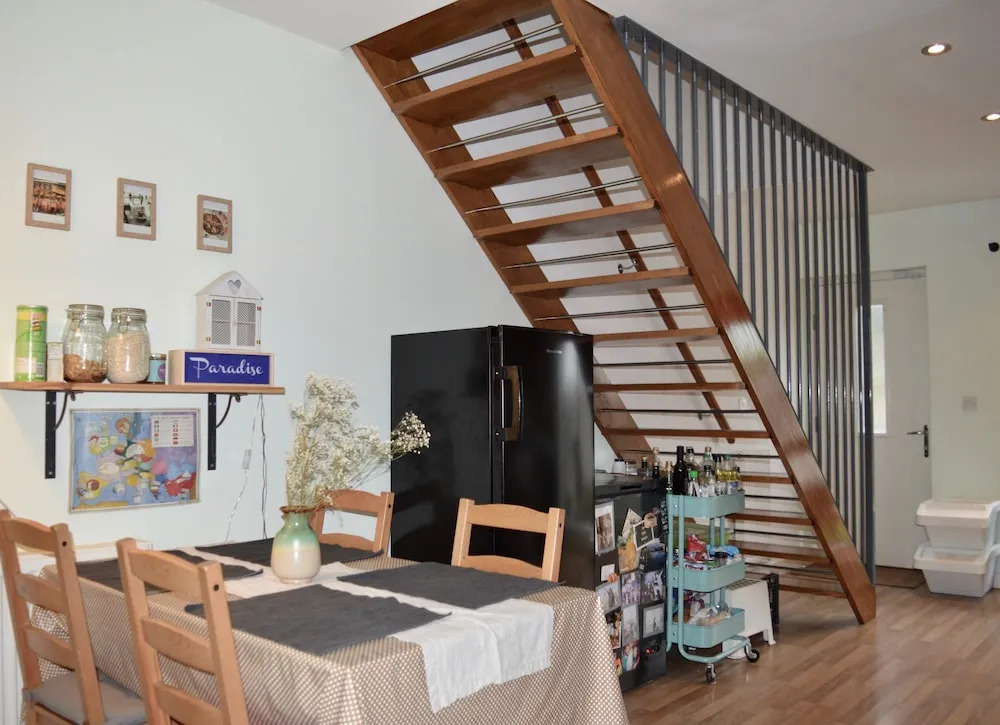 Spacious 2 Bedroom Townhouse With Garden & Parking
