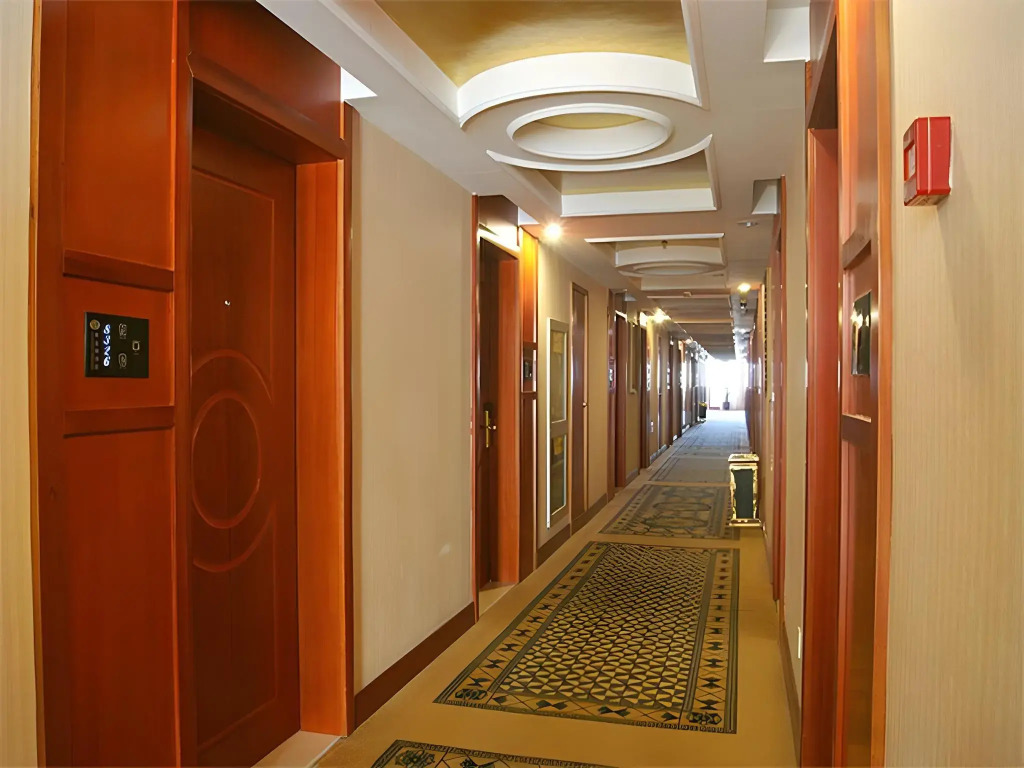 Vienna International Hotel Shanghai Disneyland Tour Shop