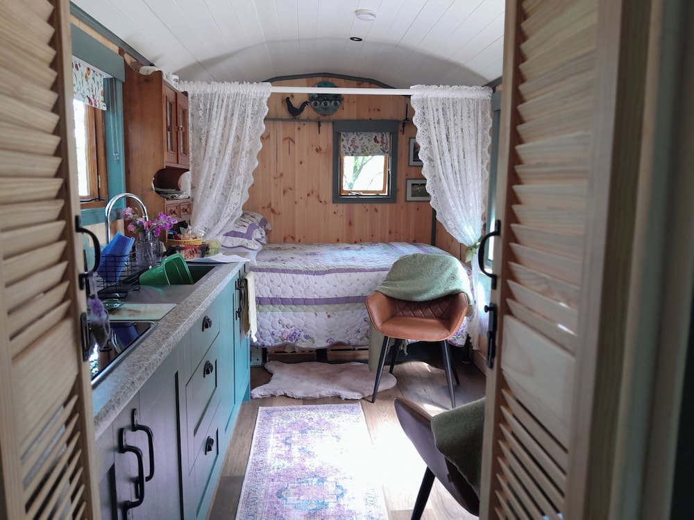 Little Greenwood Shepherd Hut - Sleeps 2