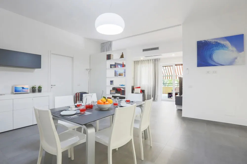 Modern spacious apartment with terrace, balconies, solarium & gym