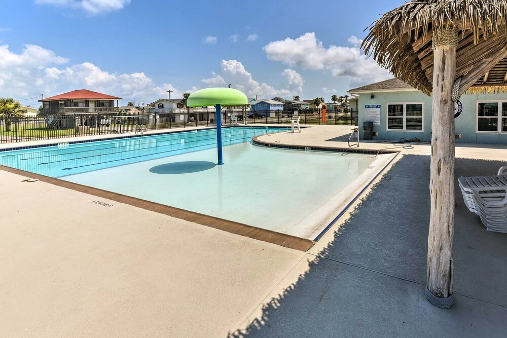 1 Mi to Shore: Bright Jamaica Beach Getaway!