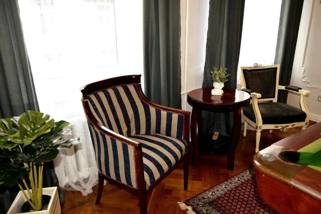 Unique Spacious Classic 3bedroom Midtown Apartment ! FREE parking ! BILLIARD room !