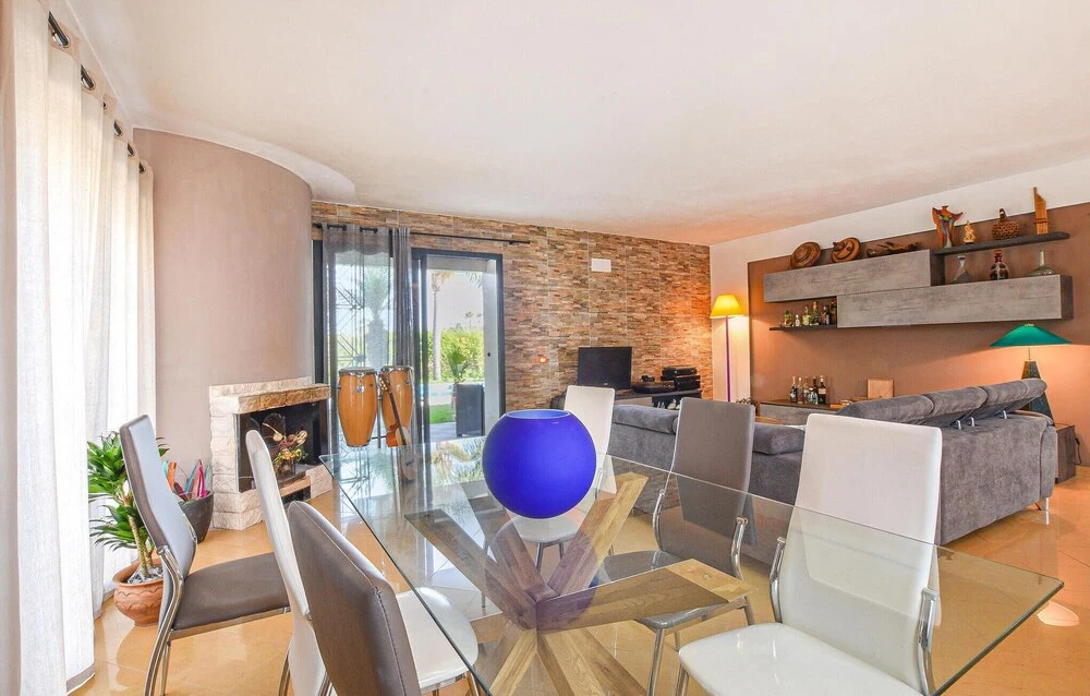 Amazing Home in S. Croce Camerina RG With 6 Bedrooms, Private Swimming Pool and Outdoor Swimming Pool