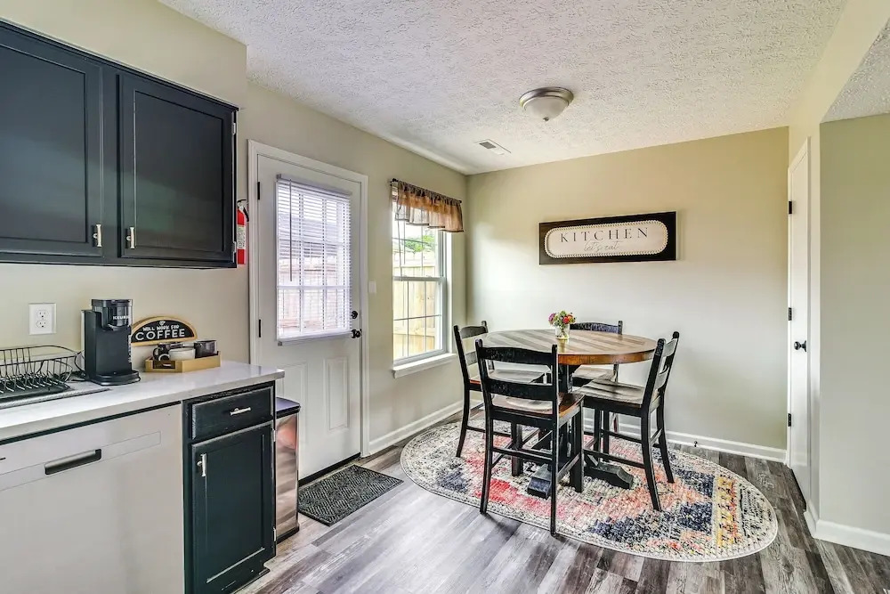 Inviting Bowling Green Escape w/ Smart Tvs!