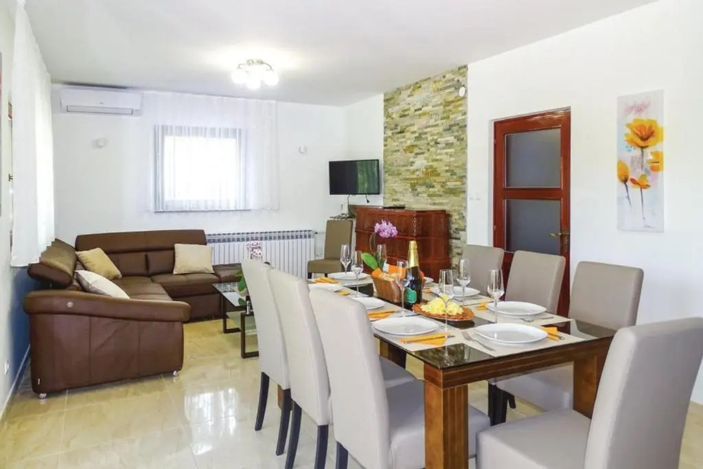 Kolpa Paradise Jacuzzi & Sauna - Happy Rentals