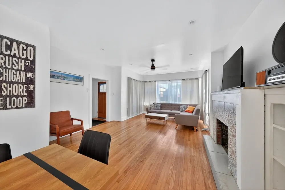 Chicago Getaway With Pool Table & Modern Comfort 3 Bedroom Home