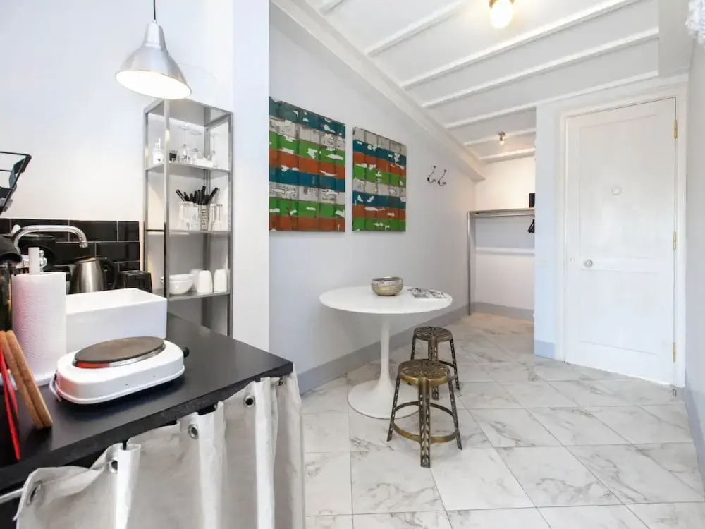 Chiconomy Suites