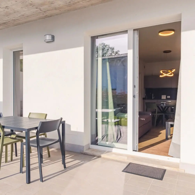 HOST4U - Garda Lake Lido Apartments With Pool, Garden and Private Parking in Garage