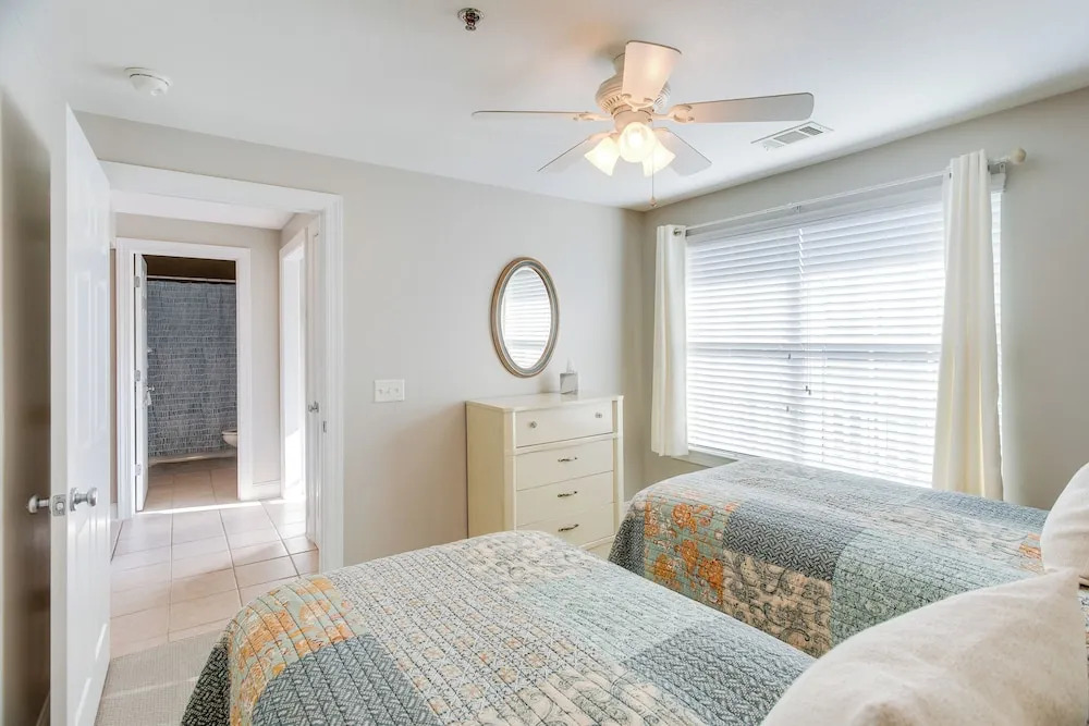 Darien Condo w/ Boat Dock Access: Walk to Downtown