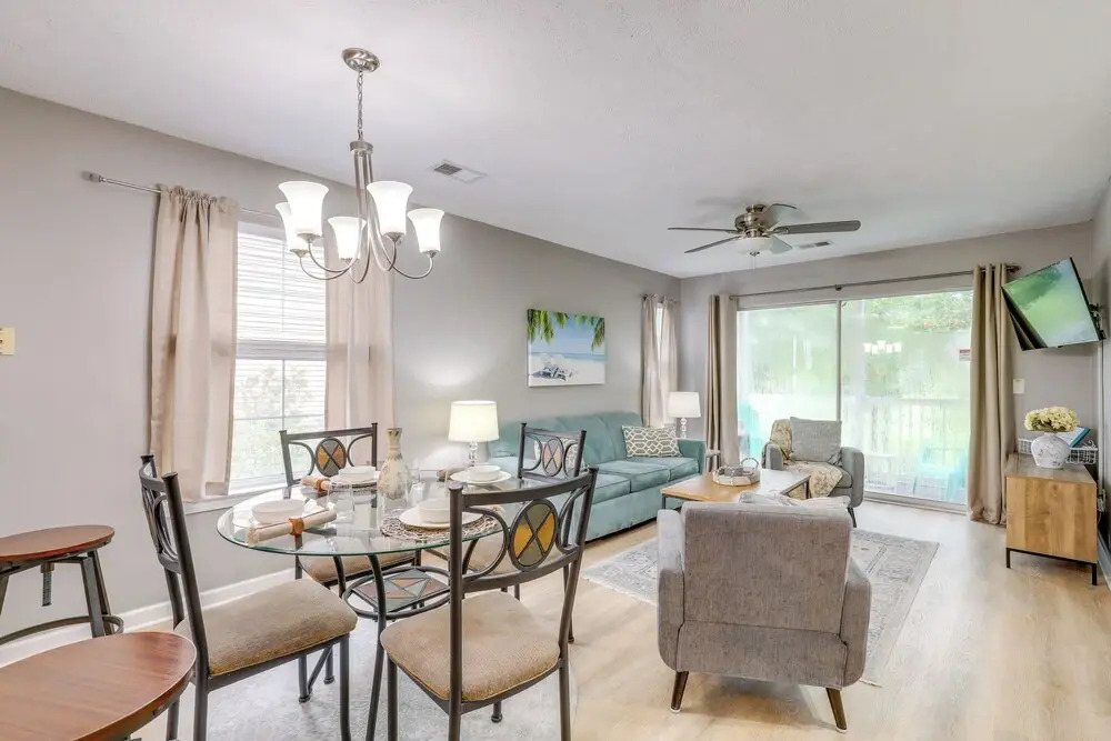 'southern Charm' Condo w/ Pool ~ 4 Mi to Broadway!