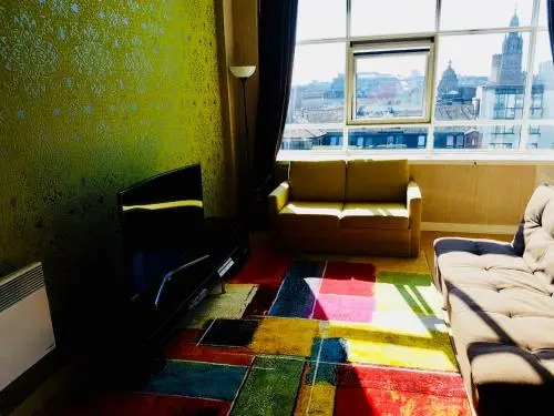 Glasgow City Center Flat with Parking