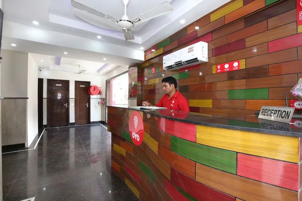 OYO 9420 Hotel Silver Palm