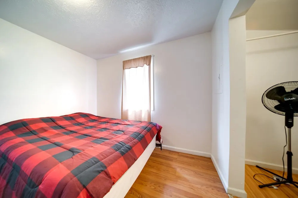 Charming Lake Erie Cottage on Main Strip!