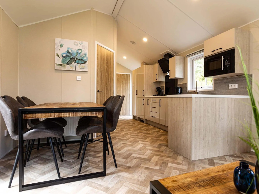 Well-kept chalet with microwave, in a holiday park in the middle of De Veluwe