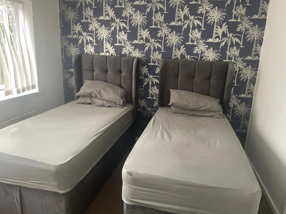 4 Bedroom House - Sleeps 6 - Garden, Bbq, Parking