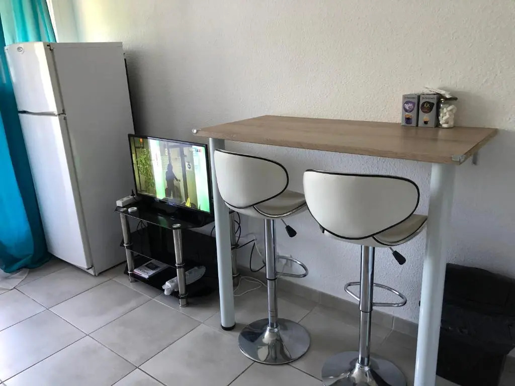 Frejus balcon des arènes studio 5e étage piscine clim tennis