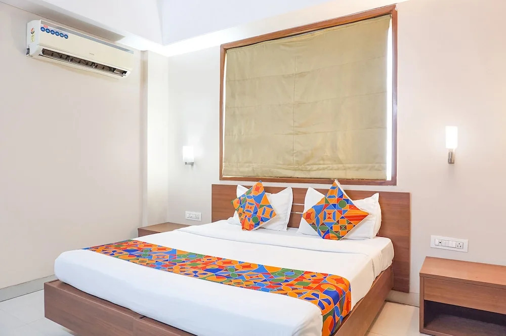 FabHotel Classic Executive - Nr Sasvad Road Railway Station