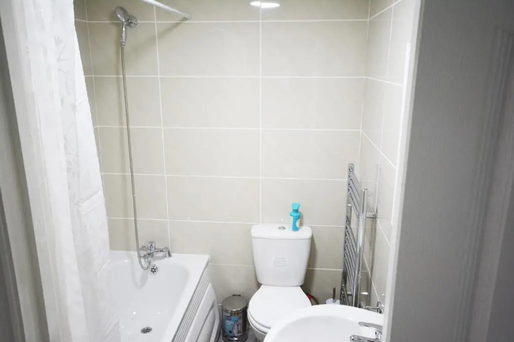 London Zone 2 Three Bedroom Apartment