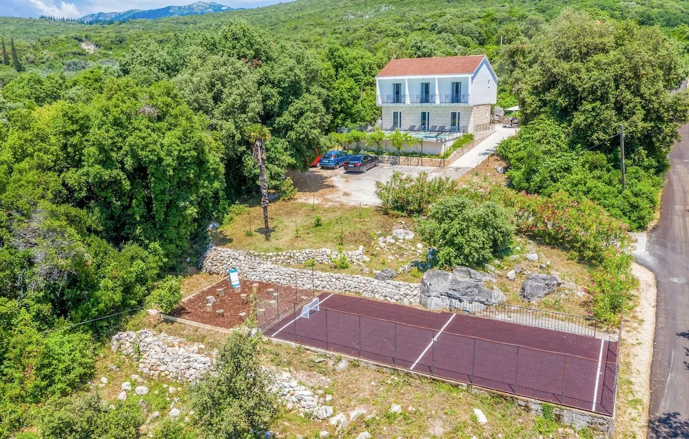 Beautiful Home in Molunat With Wifi and 8 Bedrooms