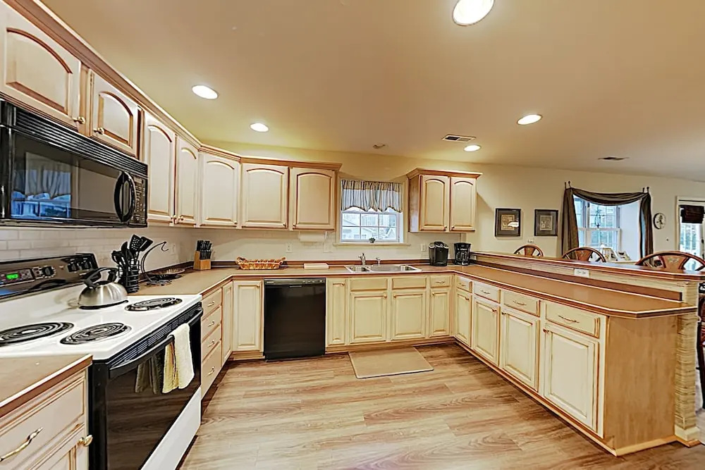 New Listing! Canalfront All-suite: Steps To Beach 5 Bedroom Home