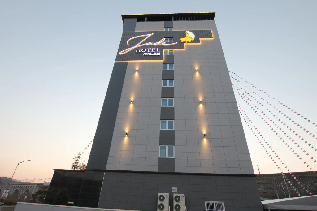 Jade hotel