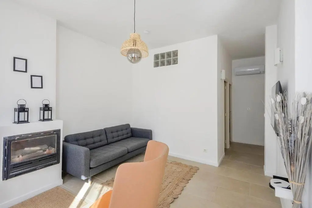 Chic And Modern Apt 5 Min From the Beach