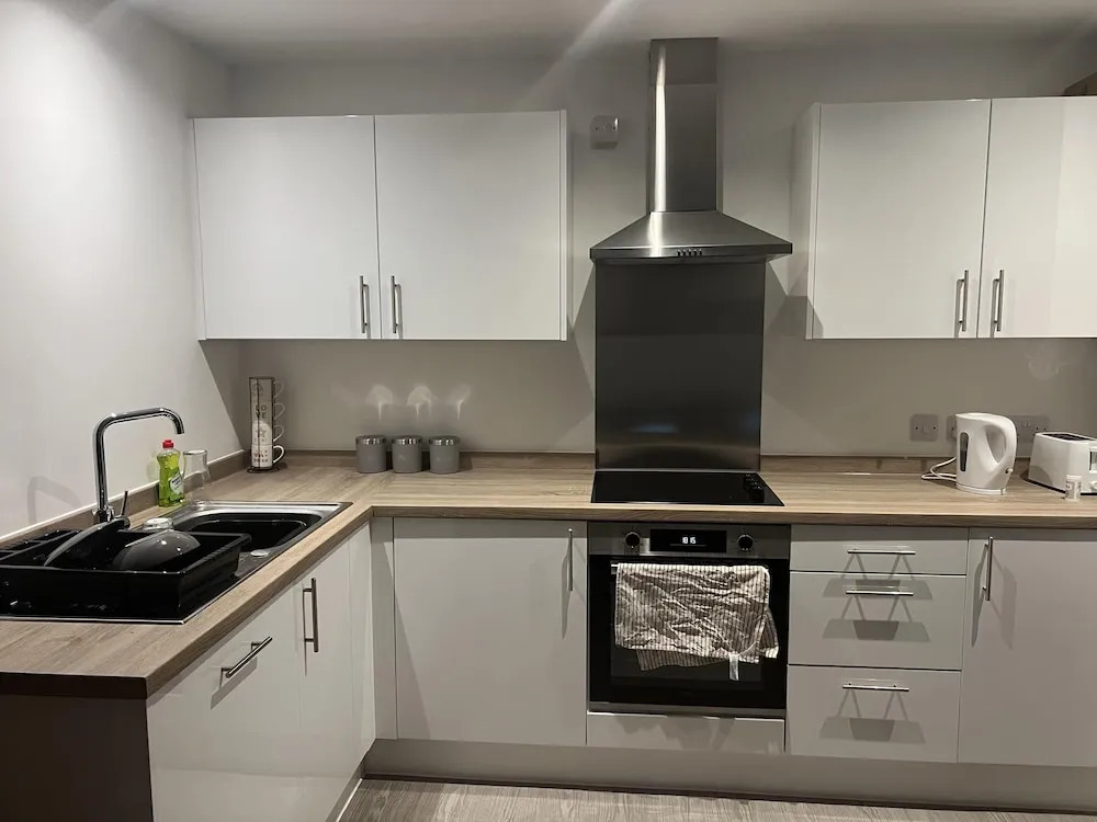 Charming 2-bed Apartment in Salford Newly Built