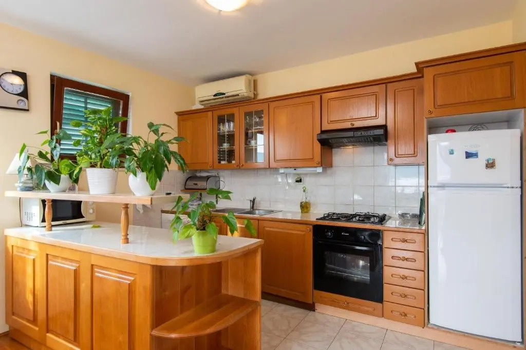 Apartments Sugor-70m from sea