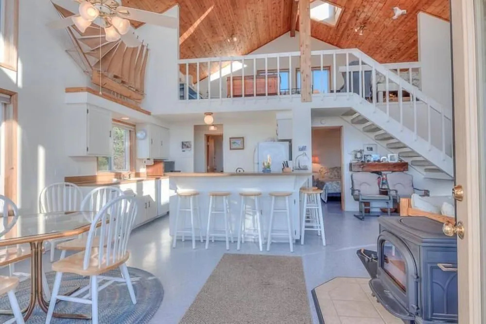 Ocean View and Clawfoot Tub - Charming Coastal Retreat