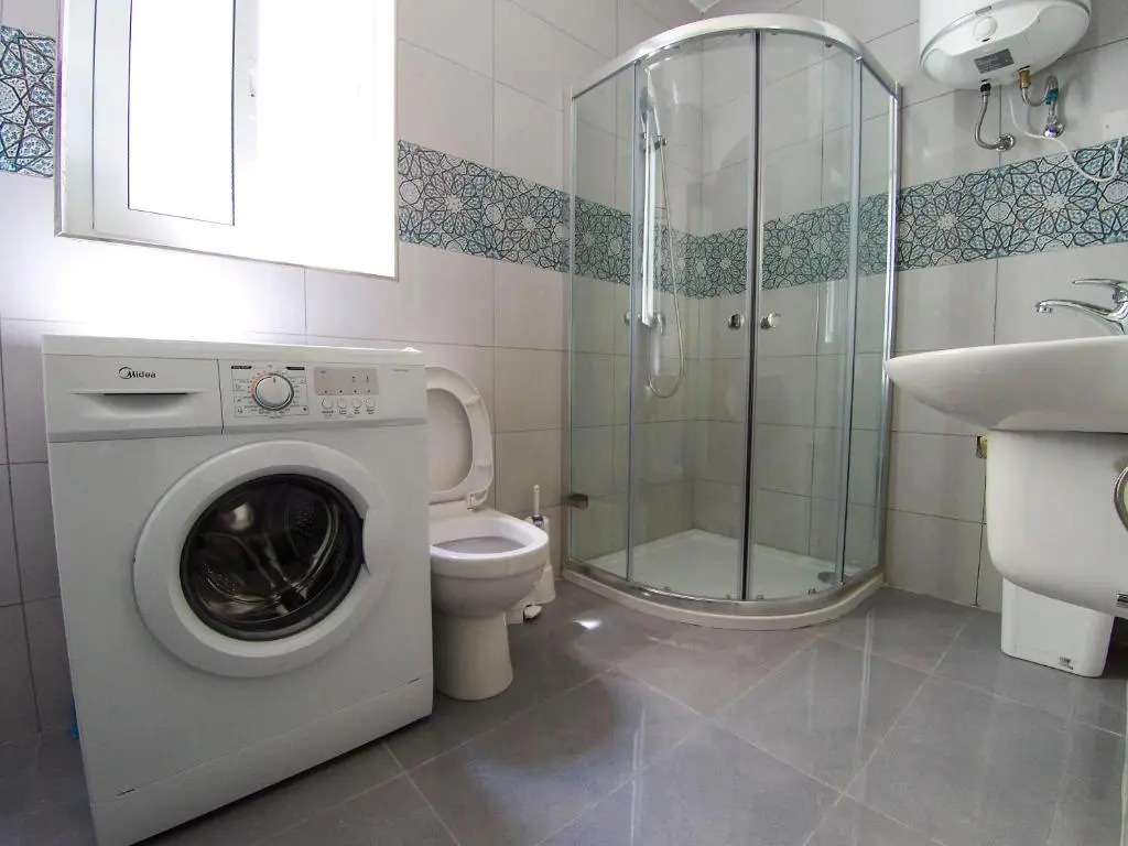 F8-2 Room 2 single beds shared bathroom in shared Flat