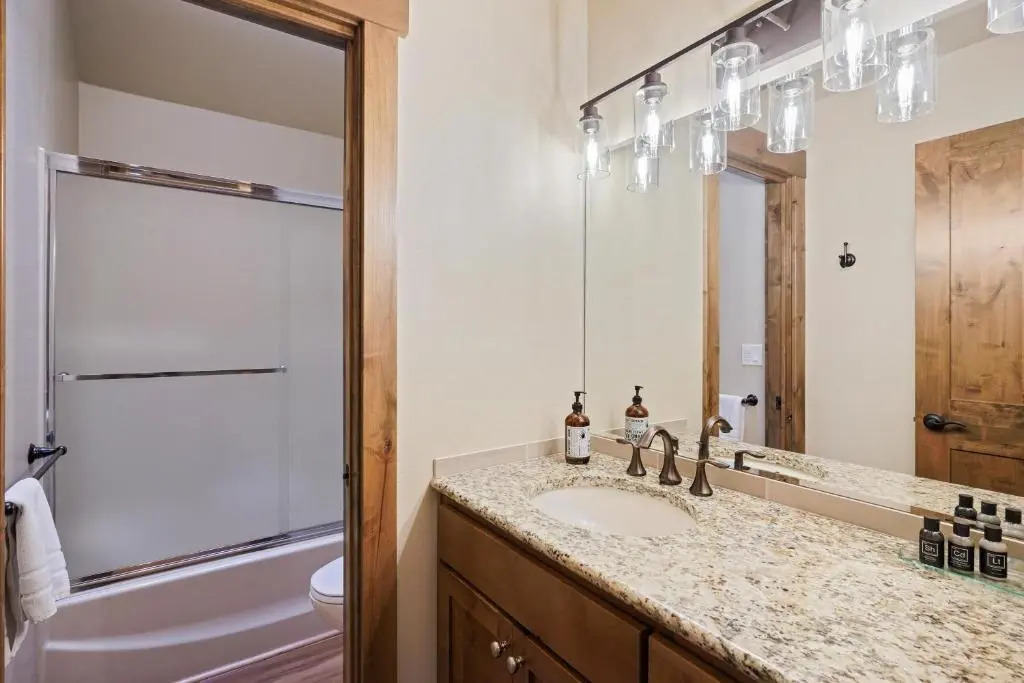 3 Tumalo-AC-Hot Tub-4BR/3BA