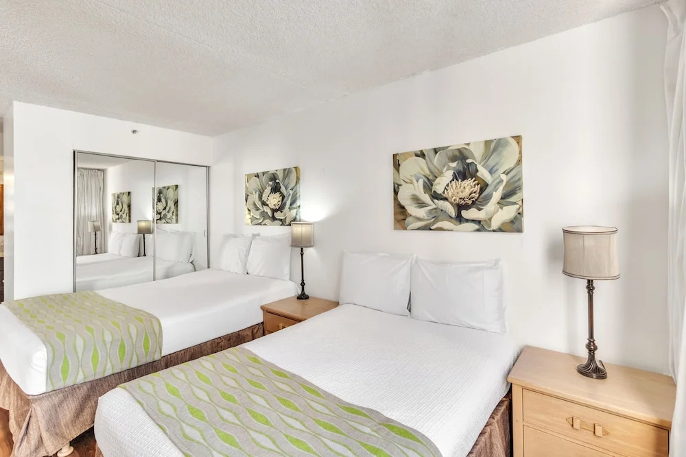 19th Floor Condo with Lanai & Sea Views - FREE Parking!