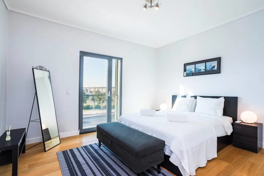 Spacious Apartment in Residential Campolide