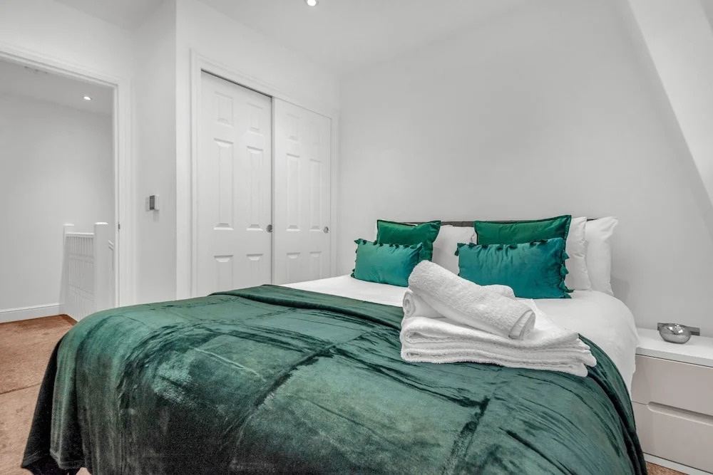 2 Bedroom Service Apt in Artillery Lane