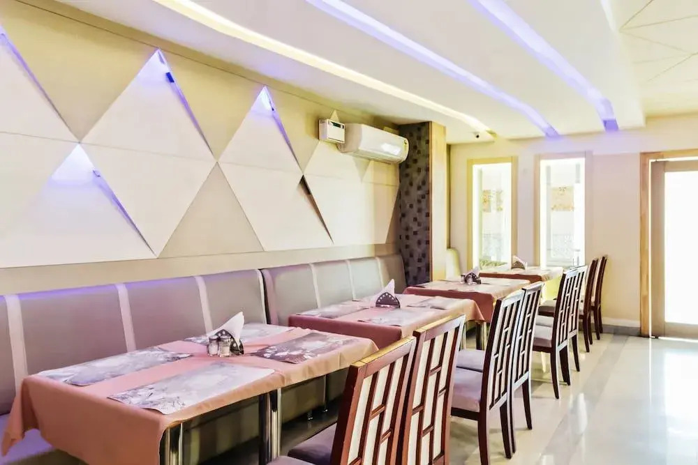 Oyo 30525 Dwarka Grand