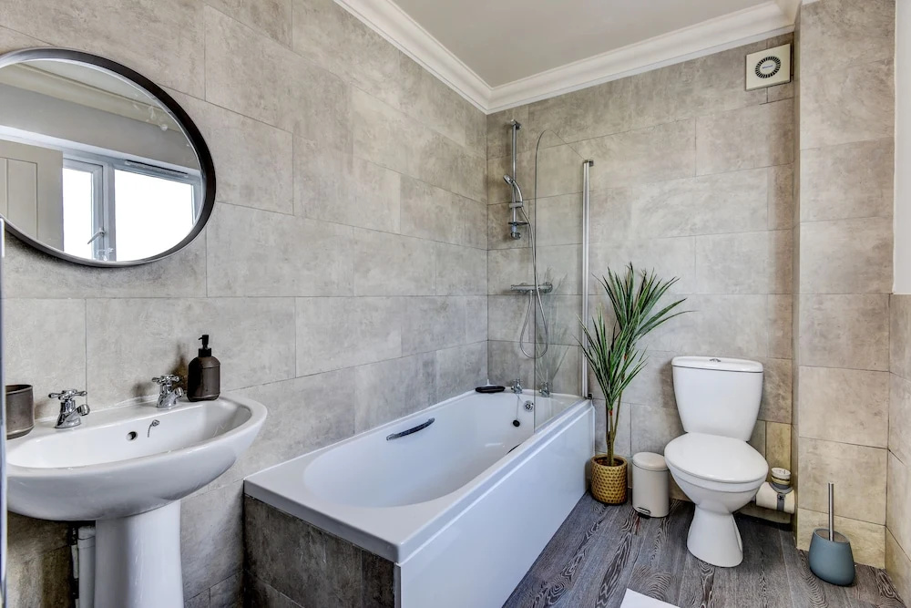 Beautiful 4 Bed House, 3 Minutes to Sea, Sleeps 8