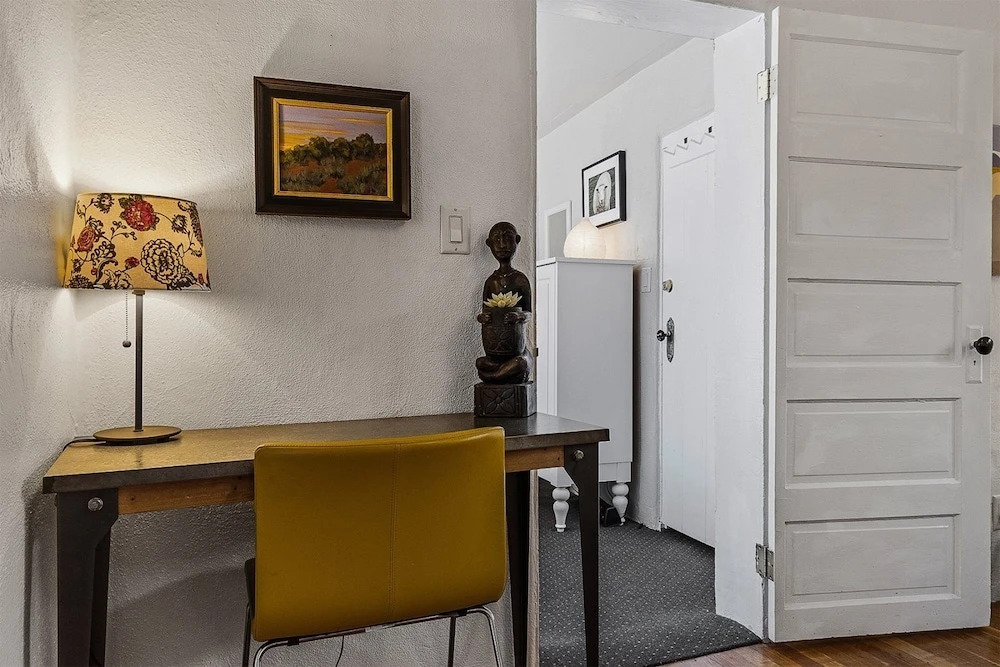 Artist Adobe - Blocks From The Plaza and Rail Yard, Southwestern Charm, Modern Touches