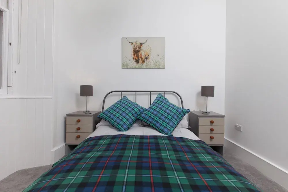 Comfortable 3 Bedroom Top Floor Flat in Old Town