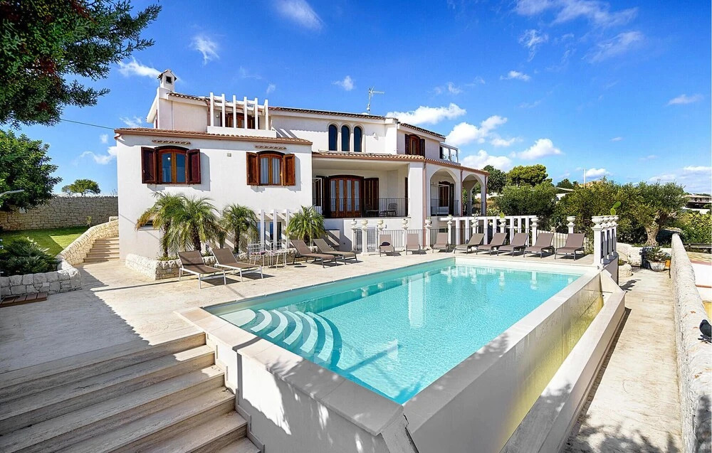 Amazing Home in Ragusa With 6 Bedrooms, Wifi and Outdoor Swimming Pool