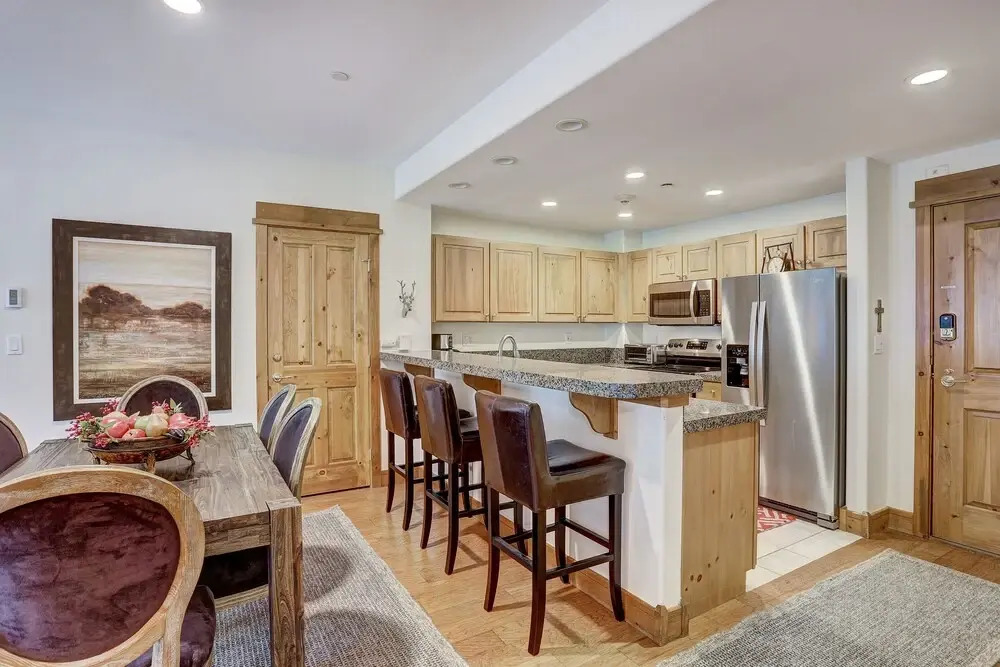 2 BR Condo Arrowhead Village, Walking Distance to Lift