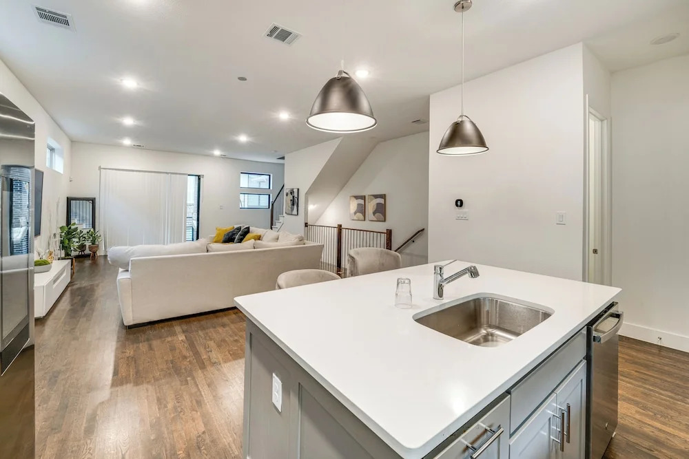 10 Mi to Dtwn Dallas: Sleek Retreat w/ Balcony
