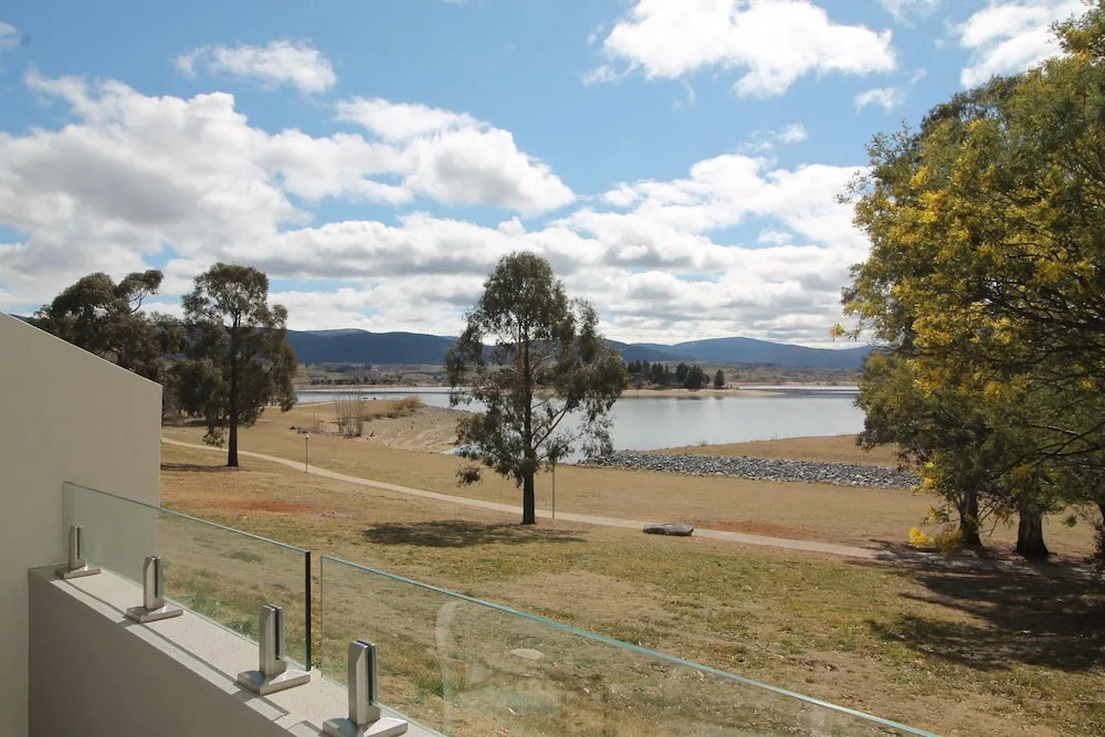 Horizons 115 - Lake Jindabyne Waterfront