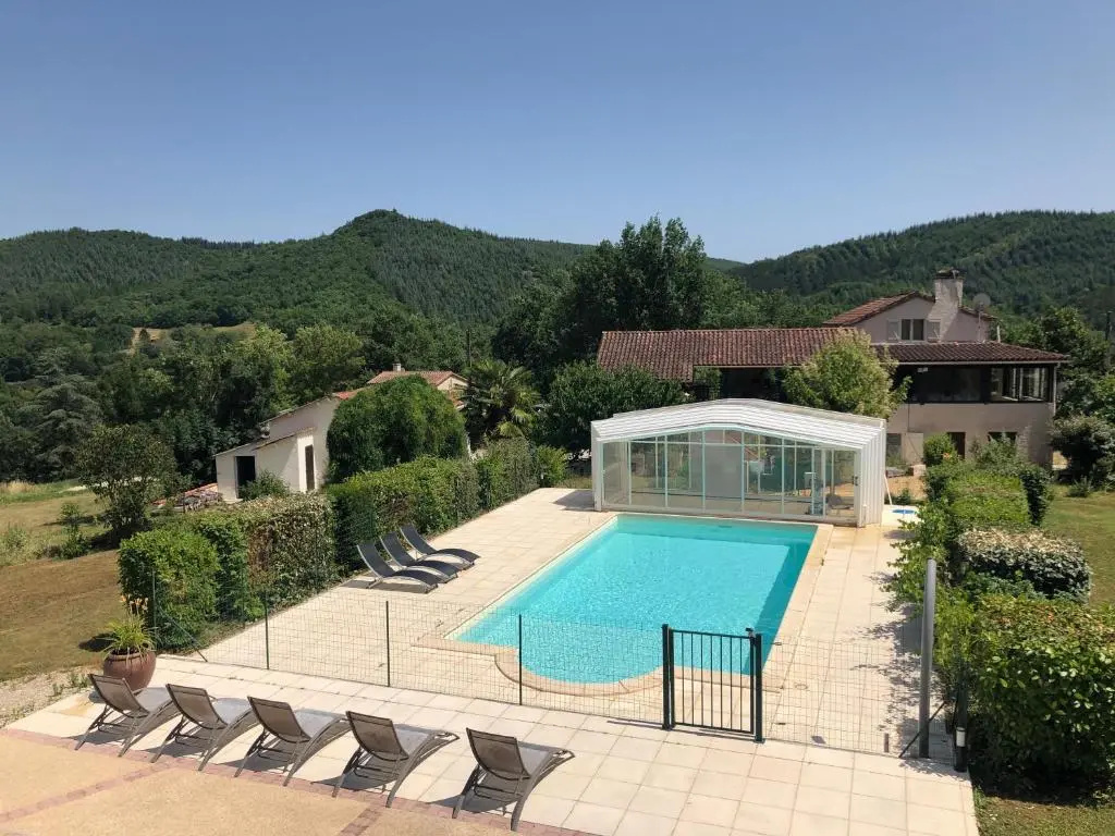 Rez de Piscine, 10 Personnes - RÊVE DE PAPILLON et À Létage, 5 Personnes - NID DÉTOILES, Il sagit bien de deux gîtes individuels qui sont reliés par un escalier interne, cela permet a une grande famille de louer les deux gîtes