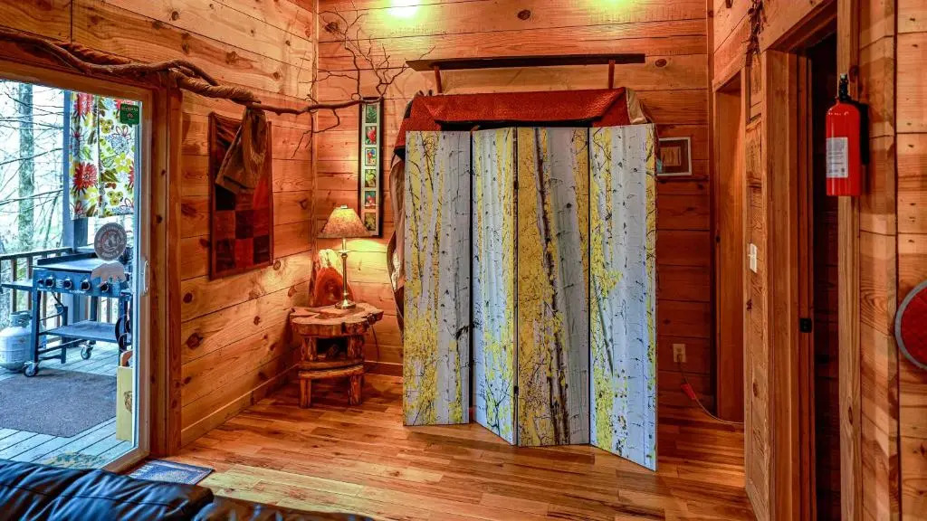 The TreeHouse - Rocking Chair Deck with Hot Tub below, Walking Distance to Downtown Helen, Sleeps 5