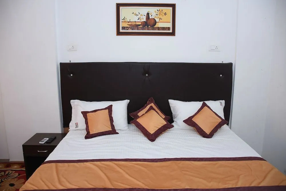 JK Rooms 132 Parkland Service Apartment