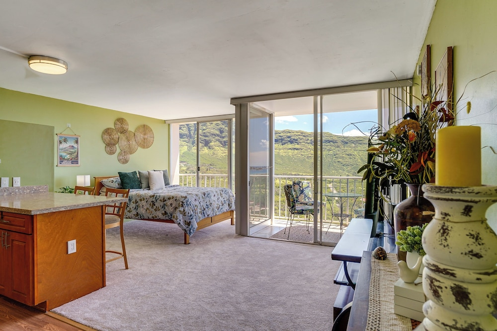 1 Mi to Makaha Beach! Resort Escape w/ Pool Access