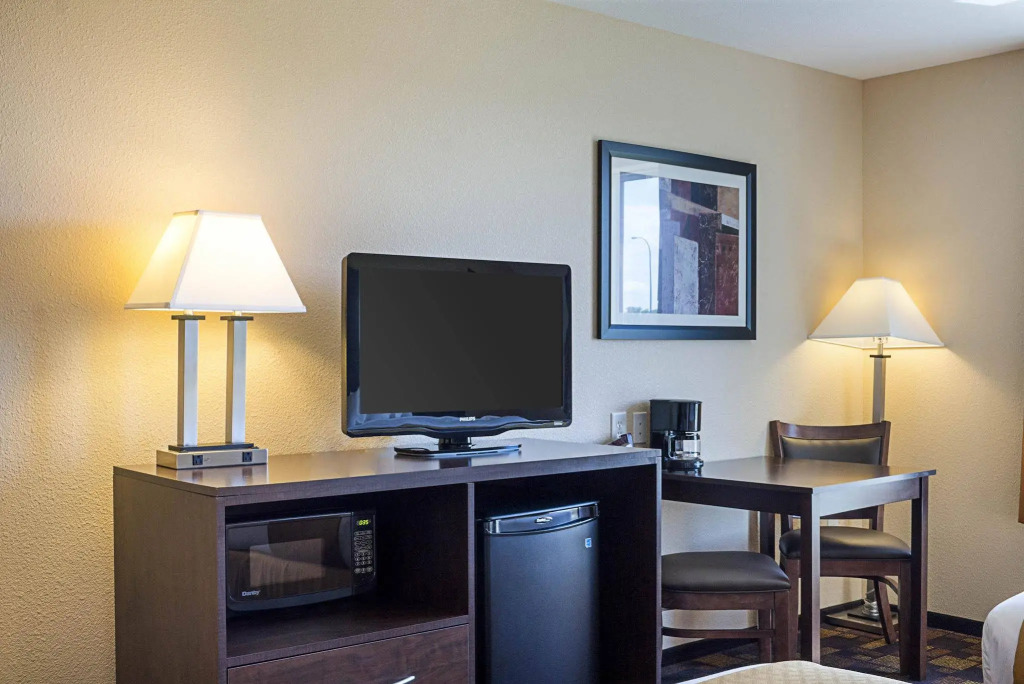 Econo Lodge Inn & Suites Minot