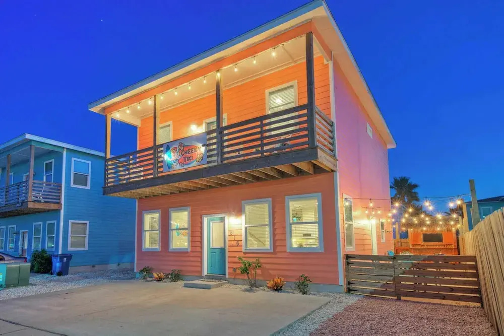 Sleeps 24, 2 Homes Pool, Backyard Tiki Bar, Fire Pit, Cornhole Walk to Beach