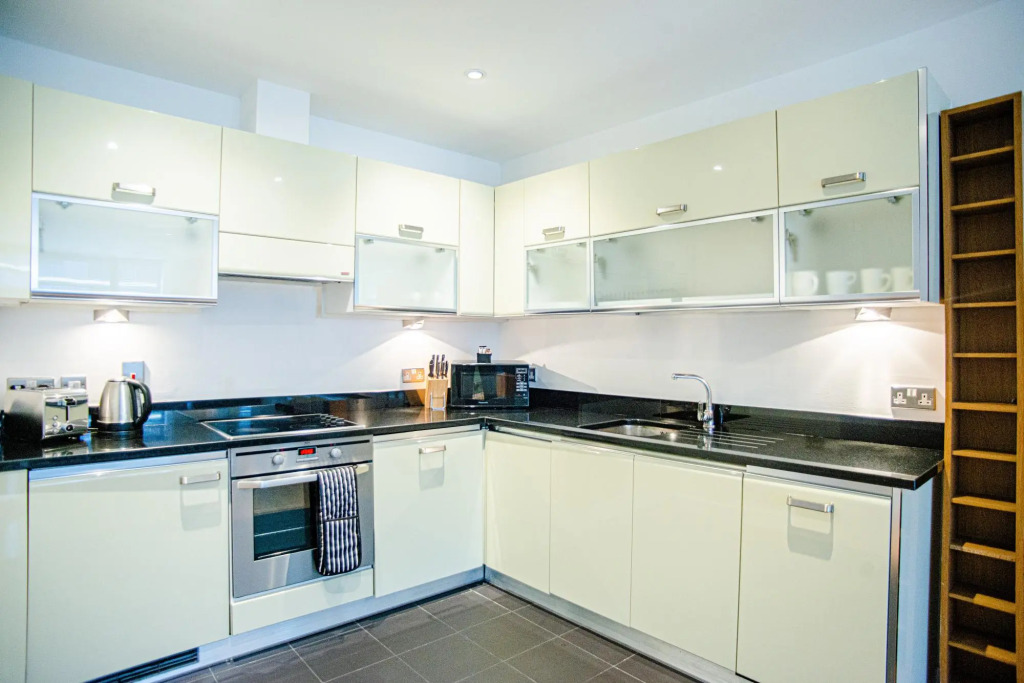 Spacious One Bed Apartment w Balcony in Farringdon