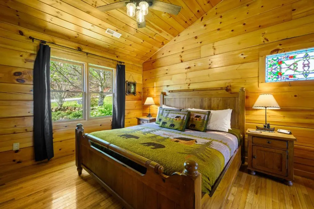 A Wolf's Den Gatlinburg